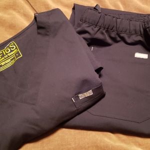 Figs large top xl bottom black set